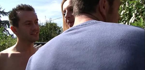 Omas lutschen dicke schwarze Schwänze und lassen sich von denen in ihre alten Mösen hinein ficken mit richtig viel Sperma von BBC